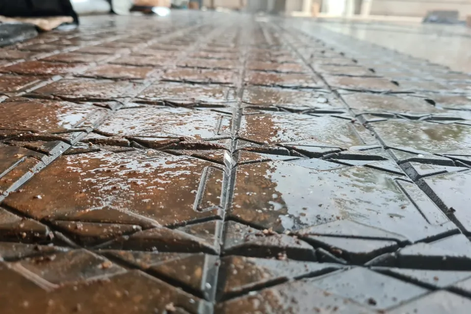 Placas de proteção molhadas pela chuva, com água sobre a superfície