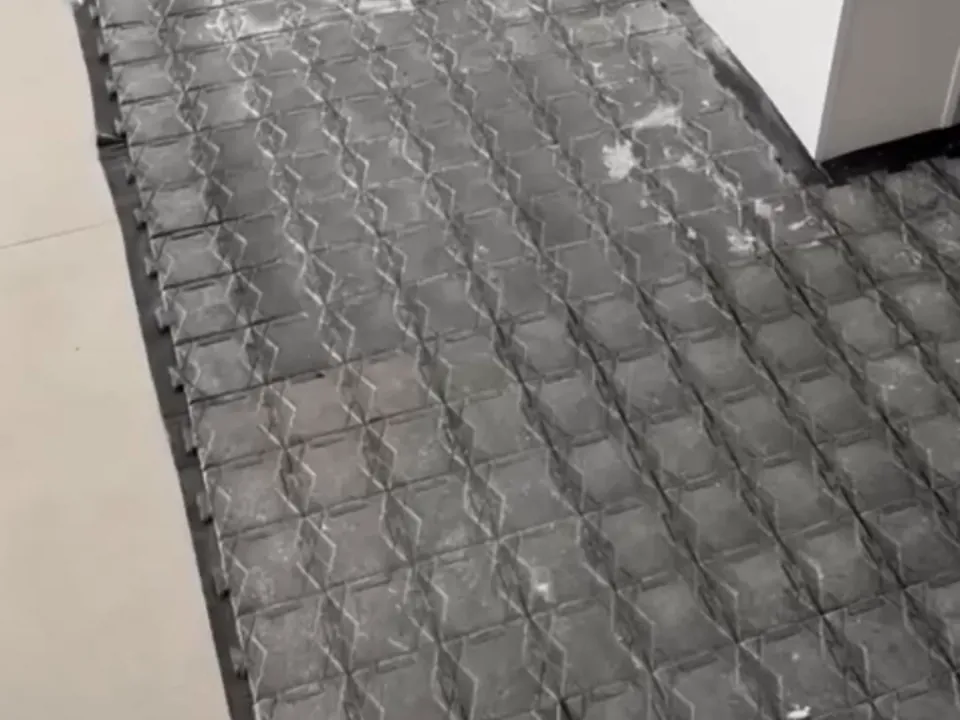 Corredor com placas de proteção encaixadas sobre o porcelanato, junto à parede